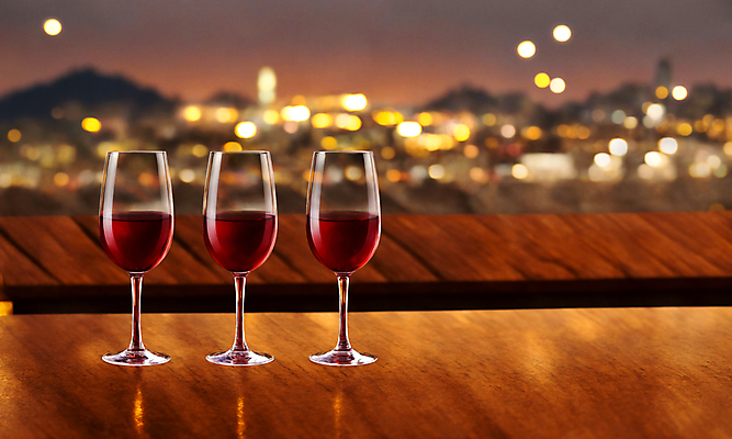 JPG 편집이미지 와인잔 탁자 사람없음 와인 레드와인 디지털합성 보케 편집소스 편집실사 AI포토 AI콘텐츠 가구 술잔 주류 CG 파일형식