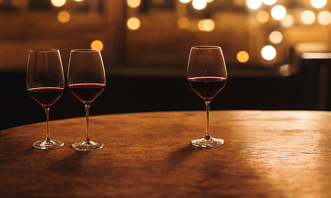 JPG 편집이미지 와인잔 탁자 사람없음 와인 레드와인 디지털합성 보케 편집소스 편집실사 AI포토 AI콘텐츠 가구 술잔 주류 CG 파일형식