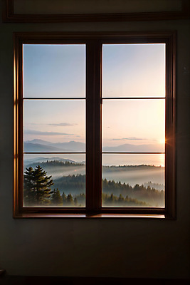 JPG 편집이미지 창문 자연 하늘 산 실내 풍경 사람없음 햇빛 디지털합성 편집소스 편집실사 AI포토 AI콘텐츠 내부 태양 CG 생태계 파일형식