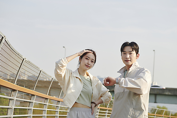 포토 JPG 주간 커플 공원 여자 남자 손짓 상반신 20대 성인 야외 두명 앞모습 옆모습 운동 한국인 연애 러닝 스마트워치 성인만 국내포토 자연요소 공공시설 뷰포인트 관계 모션 건강 사람 동양인 청년 스마트기기 웨어러블 파일형식