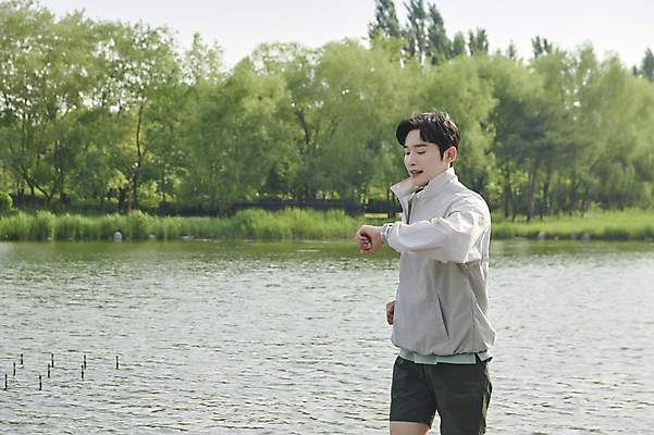 포토 JPG 주간 공원 남자 한명 상반신 20대 성인 야외 옆모습 달리기 운동 한국인 러닝 시계보기 자기관리 스마트워치 성인남자한명만 국내포토 자연요소 1 공공시설 뷰포인트 모션 건강 사람 동양인 청년 스마트기기 웨어러블 남자한명만 성인남자만 파일형식