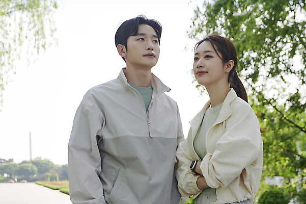 포토 JPG 주간 커플 공원 여자 남자 상반신 20대 성인 야외 두명 앞모습 옆모습 운동 팔짱 한국인 올려보기 연애 러닝 성인만 국내포토 자연요소 공공시설 뷰포인트 관계 모션 건강 사람 동양인 청년 파일형식