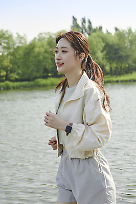 포토 JPG 주간 공원 여자 한명 미소 상반신 20대 성인 야외 옆모습 달리기 운동 한국인 러닝 자기관리 성인여자한명만 국내포토 자연요소 1 공공시설 뷰포인트 모션 표정 건강 사람 동양인 청년 여자한명만 성인여자만 파일형식