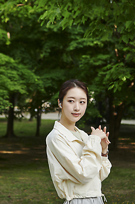 포토 JPG 주간 응시 공원 여자 한명 손짓 상반신 20대 성인 야외 옆모습 운동 스트레칭 한국인 러닝 무선이어폰 자기관리 성인여자한명만 국내포토 자연요소 1 시선 공공시설 뷰포인트 이어폰 모션 건강 사람 동양인 청년 여자한명만 성인여자만 파일형식