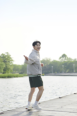 포토 JPG 주간 전신 공원 남자 한명 미소 손짓 20대 성인 야외 옆모습 뒷모습 강 달리기 운동 한국인 뒤돌아보기 손뻗기 러닝 자기관리 성인남자한명만 국내포토 자연요소 1 공공시설 뷰포인트 모션 표정 건강 사람 동양인 청년 남자한명만 성인남자만 파일형식