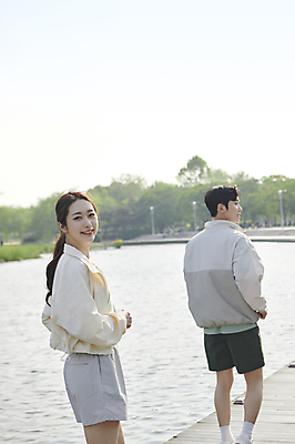 포토 JPG 주간 커플 공원 여자 남자 미소 상반신 20대 성인 야외 두명 옆모습 뒷모습 강 달리기 운동 한국인 뒤돌아보기 연애 러닝 성인만 국내포토 자연요소 공공시설 뷰포인트 관계 모션 표정 건강 사람 동양인 청년 파일형식