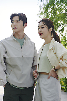 포토 JPG 주간 커플 응시 공원 여자 남자 허리손 상반신 20대 성인 야외 두명 앞모습 옆모습 운동 한국인 연애 러닝 성인만 국내포토 자연요소 시선 공공시설 뷰포인트 포즈 관계 건강 사람 동양인 청년 파일형식