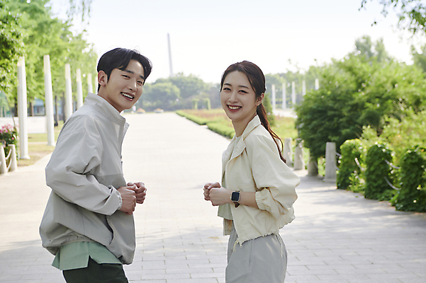 포토 JPG 주간 커플 공원 여자 남자 미소 웃음 상반신 20대 성인 야외 두명 옆모습 달리기 운동 한국인 뒤돌아보기 연애 러닝 성인만 국내포토 자연요소 공공시설 뷰포인트 관계 모션 표정 건강 사람 동양인 청년 파일형식