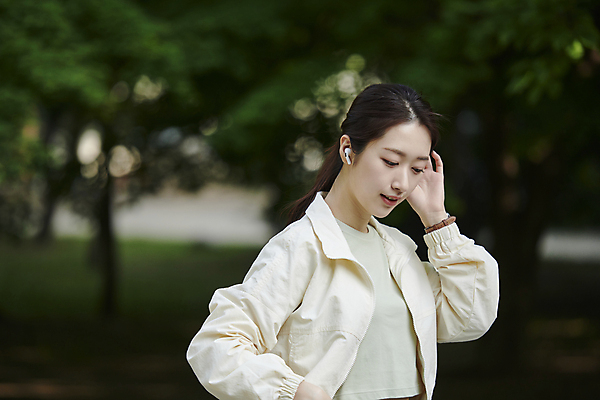 포토 JPG 주간 공원 여자 한명 손짓 상반신 20대 성인 야외 옆모습 아웃포커스 운동 한국인 러닝 무선이어폰 자기관리 성인여자한명만 내려보기 국내포토 자연요소 1 공공시설 뷰포인트 이어폰 모션 촬영기법 건강 사람 동양인 청년 여자한명만 성인여자만 파일형식