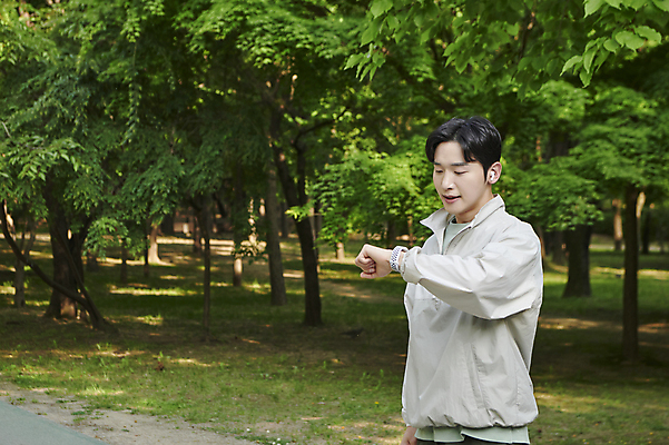 포토 JPG 주간 응시 공원 남자 한명 상반신 20대 성인 야외 옆모습 운동 손들기 한국인 확인 러닝 무선이어폰 시계보기 자기관리 스마트워치 성인남자한명만 국내포토 자연요소 1 시선 공공시설 뷰포인트 이어폰 모션 건강 사람 동양인 청년 스마트기기 웨어러블 남자한명만 성인남자만 파일형식