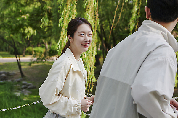 포토 JPG 주간 커플 공원 여자 남자 미소 상반신 20대 성인 야외 두명 옆모습 달리기 운동 마주보기 한국인 연애 러닝 성인만 국내포토 자연요소 공공시설 뷰포인트 관계 모션 표정 건강 사람 동양인 청년 파일형식