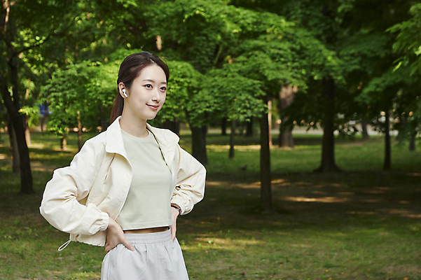 포토 JPG 주간 응시 공원 여자 허리손 한명 미소 상반신 20대 성인 야외 옆모습 운동 한국인 러닝 무선이어폰 자기관리 성인여자한명만 국내포토 자연요소 1 시선 공공시설 뷰포인트 이어폰 포즈 표정 건강 사람 동양인 청년 여자한명만 성인여자만 파일형식