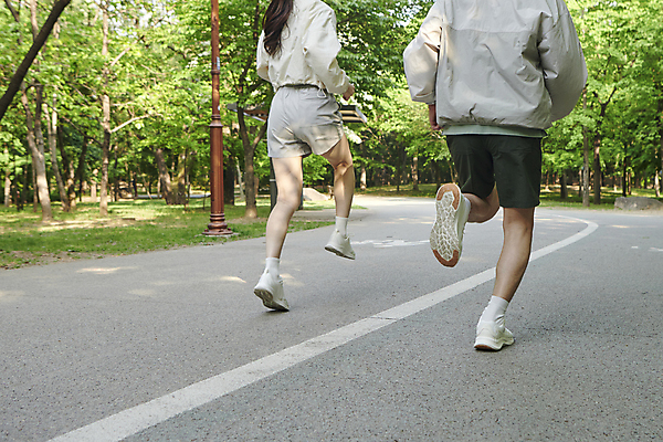 포토 JPG 주간 커플 공원 여자 남자 도로 20대 성인 야외 두명 뒷모습 달리기 운동 한국인 하반신 연애 러닝 성인만 국내포토 자연요소 공공시설 길 뷰포인트 관계 교통시설 모션 건강 사람 동양인 청년 파일형식