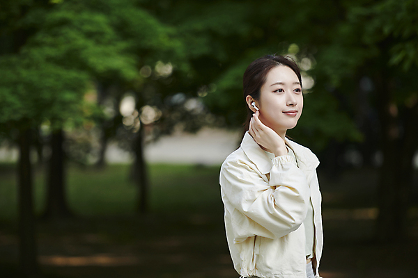 포토 JPG 주간 응시 공원 여자 한명 미소 손짓 상반신 20대 성인 야외 옆모습 아웃포커스 운동 한국인 러닝 무선이어폰 자기관리 성인여자한명만 국내포토 자연요소 1 시선 공공시설 뷰포인트 이어폰 모션 촬영기법 표정 건강 사람 동양인 청년 여자한명만 성인여자만 파일형식