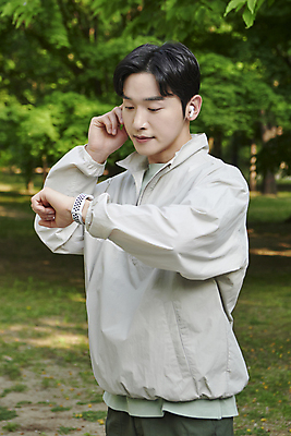 포토 JPG 주간 공원 남자 한명 손짓 상반신 20대 성인 야외 앞모습 운동 손들기 한국인 확인 러닝 무선이어폰 시계보기 자기관리 스마트워치 성인남자한명만 국내포토 자연요소 1 공공시설 뷰포인트 이어폰 모션 건강 사람 동양인 청년 스마트기기 웨어러블 남자한명만 성인남자만 파일형식