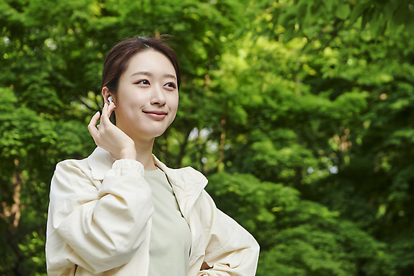 포토 JPG 주간 응시 공원 여자 한명 미소 손짓 상반신 20대 성인 야외 옆모습 운동 한국인 러닝 무선이어폰 자기관리 성인여자한명만 국내포토 자연요소 1 시선 공공시설 뷰포인트 이어폰 모션 표정 건강 사람 동양인 청년 여자한명만 성인여자만 파일형식