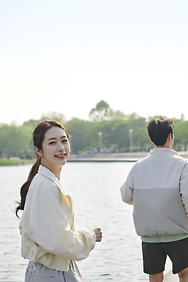 포토 JPG 주간 커플 공원 여자 남자 미소 상반신 20대 성인 야외 두명 옆모습 뒷모습 강 운동 한국인 뒤돌아보기 연애 러닝 성인만 국내포토 자연요소 공공시설 뷰포인트 관계 모션 표정 건강 사람 동양인 청년 파일형식