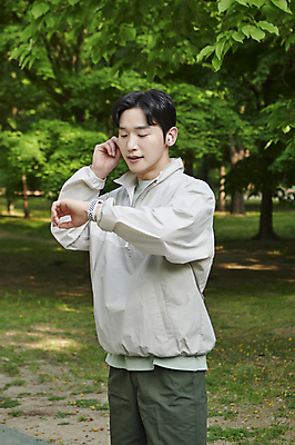 포토 JPG 주간 공원 남자 한명 손짓 상반신 20대 성인 야외 앞모습 운동 손들기 한국인 확인 러닝 무선이어폰 시계보기 자기관리 스마트워치 성인남자한명만 국내포토 자연요소 1 공공시설 뷰포인트 이어폰 모션 건강 사람 동양인 청년 스마트기기 웨어러블 남자한명만 성인남자만 파일형식