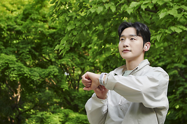 포토 JPG 주간 공원 남자 한명 상반신 20대 성인 야외 앞모습 운동 손들기 한국인 올려보기 확인 러닝 무선이어폰 자기관리 스마트워치 성인남자한명만 국내포토 자연요소 1 공공시설 뷰포인트 이어폰 모션 건강 사람 동양인 청년 스마트기기 웨어러블 남자한명만 성인남자만 파일형식