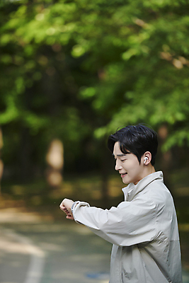 포토 JPG 주간 공원 남자 한명 미소 상반신 20대 성인 야외 옆모습 아웃포커스 운동 손들기 한국인 확인 러닝 무선이어폰 시계보기 자기관리 스마트워치 성인남자한명만 국내포토 자연요소 1 공공시설 뷰포인트 이어폰 모션 촬영기법 표정 건강 사람 동양인 청년 스마트기기 웨어러블 남자한명만 성인남자만 파일형식