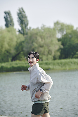 포토 JPG 주간 공원 남자 한명 미소 상반신 20대 성인 야외 옆모습 아웃포커스 강 달리기 운동 한국인 러닝 자기관리 성인남자한명만 국내포토 자연요소 1 공공시설 뷰포인트 모션 촬영기법 표정 건강 사람 동양인 청년 남자한명만 성인남자만 파일형식