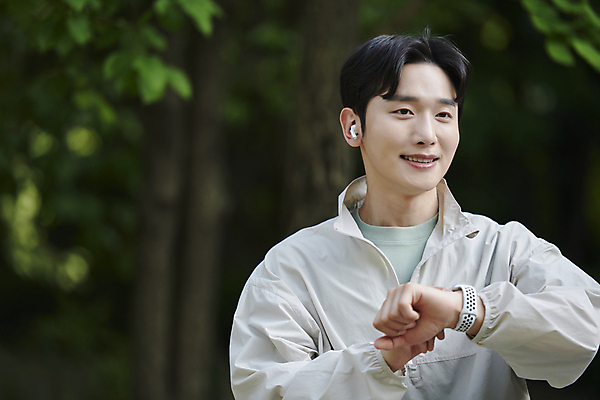 포토 JPG 주간 응시 공원 남자 한명 상반신 20대 성인 야외 앞모습 운동 손들기 한국인 러닝 무선이어폰 시계보기 자기관리 스마트워치 성인남자한명만 국내포토 자연요소 1 시선 공공시설 뷰포인트 이어폰 모션 건강 사람 동양인 청년 스마트기기 웨어러블 남자한명만 성인남자만 파일형식