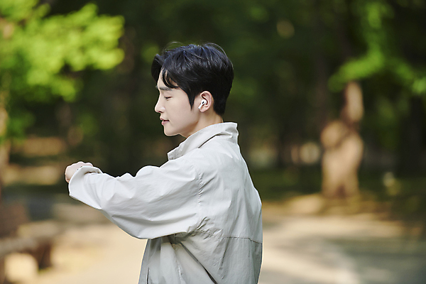 포토 JPG 주간 공원 남자 한명 상반신 20대 성인 야외 옆모습 아웃포커스 운동 손들기 한국인 확인 러닝 무선이어폰 시계보기 자기관리 스마트워치 성인남자한명만 국내포토 자연요소 1 공공시설 뷰포인트 이어폰 모션 촬영기법 건강 사람 동양인 청년 스마트기기 웨어러블 남자한명만 성인남자만 파일형식