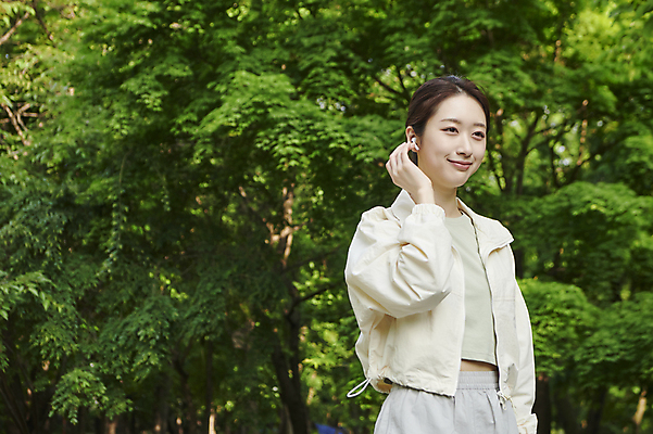포토 JPG 주간 공원 여자 한명 미소 손짓 상반신 20대 성인 야외 앞모습 운동 한국인 러닝 무선이어폰 자기관리 성인여자한명만 국내포토 자연요소 1 공공시설 뷰포인트 이어폰 모션 표정 건강 사람 동양인 청년 여자한명만 성인여자만 파일형식