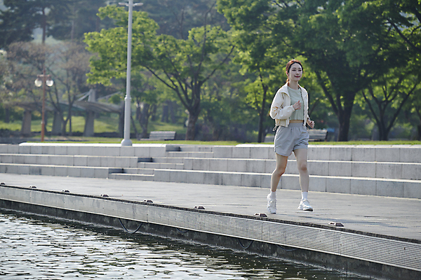 포토 JPG 주간 전신 공원 여자 한명 20대 성인 야외 앞모습 옆모습 강 달리기 운동 한국인 러닝 자기관리 성인여자한명만 국내포토 자연요소 1 공공시설 뷰포인트 모션 건강 사람 동양인 청년 여자한명만 성인여자만 파일형식