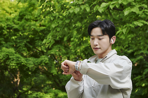 포토 JPG 주간 공원 남자 한명 상반신 20대 성인 야외 앞모습 운동 손들기 한국인 확인 러닝 무선이어폰 시계보기 자기관리 스마트워치 성인남자한명만 국내포토 자연요소 1 공공시설 뷰포인트 이어폰 모션 건강 사람 동양인 청년 스마트기기 웨어러블 남자한명만 성인남자만 파일형식