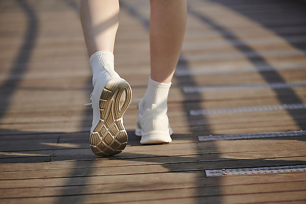 포토 JPG 주간 공원 발 야외 뒷모습 신체부위 달리기 운동 하반신 다리 러닝 러닝화 자기관리 국내포토 자연요소 공공시설 뷰포인트 신발 모션 건강 사람 파일형식