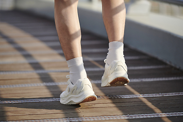 포토 JPG 주간 공원 발 야외 뒷모습 신체부위 달리기 다리 러닝 러닝화 자기관리 국내포토 자연요소 공공시설 뷰포인트 신발 모션 사람 파일형식