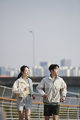 포토 JPG 주간 커플 응시 공원 여자 남자 상반신 20대 성인 야외 두명 앞모습 아웃포커스 달리기 운동 한국인 연애 러닝 성인만 국내포토 자연요소 시선 공공시설 뷰포인트 관계 모션 촬영기법 건강 사람 동양인 청년 파일형식