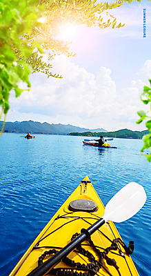 PSD 구름 편집이미지 남자 하늘 나뭇잎 성인 두명 강 햇빛 태양 수상스포츠 노 카약 여름스포츠 성인남자만 이미지편집 자연요소 스포츠 잎 사람 선박 남자만 성인만 파일형식 여름_계절