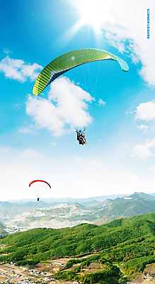 PSD 구름 편집이미지 하늘 산 사람 풍경 두명 비행 승차 패러글라이딩 여름스포츠 이미지편집 자연요소 스포츠 모션 파일형식 여름_계절