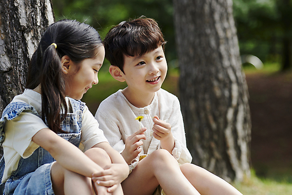 포토 JPG 주간 나무 응시 공원 여자 남자 어린이 자연 미소 들기 앉기 소녀 소년 상반신 야외 두명 옆모습 한국인 관찰 민들레 어린이만 국내포토 자연요소 식물 시선 공공시설 꽃 뷰포인트 모션 표정 사람 동양인 생태계 파일형식