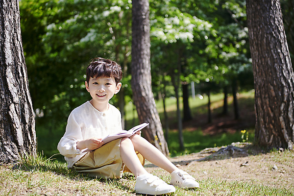 포토 JPG 주간 전신 나무 공원 남자 어린이 자연 한명 미소 들기 앉기 소년 야외 앞모습 옆모습 책 여름 독서 한국인 소년한명만 국내포토 자연요소 식물 1 계절 공공시설 뷰포인트 모션 표정 사람 동양인 생태계 남자한명만 소년만 파일형식