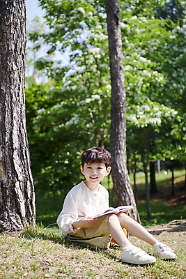 포토 JPG 주간 전신 나무 공원 남자 어린이 자연 한명 미소 들기 앉기 소년 야외 앞모습 옆모습 책 여름 독서 한국인 소년한명만 국내포토 자연요소 식물 1 계절 공공시설 뷰포인트 모션 표정 사람 동양인 생태계 남자한명만 소년만 파일형식