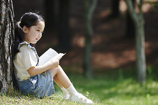 포토 JPG 주간 전신 나무 공원 여자 어린이 자연 휴식 한명 미소 들기 앉기 소녀 야외 옆모습 아웃포커스 책 여름 독서 한국인 소녀한명만 국내포토 자연요소 식물 1 계절 공공시설 뷰포인트 컨셉 모션 촬영기법 표정 사람 동양인 생태계 여자한명만 소녀만 파일형식