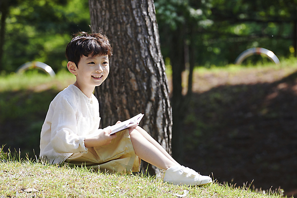 포토 JPG 주간 전신 나무 공원 남자 어린이 자연 한명 미소 들기 앉기 소년 야외 옆모습 아웃포커스 책 여름 독서 한국인 소년한명만 국내포토 자연요소 식물 1 계절 공공시설 뷰포인트 모션 촬영기법 표정 사람 동양인 생태계 남자한명만 소년만 파일형식