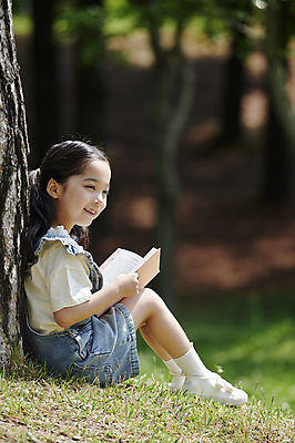 포토 JPG 주간 전신 나무 공원 여자 어린이 자연 한명 미소 들기 앉기 소녀 야외 옆모습 아웃포커스 책 여름 독서 한국인 소녀한명만 국내포토 자연요소 식물 1 계절 공공시설 뷰포인트 모션 촬영기법 표정 사람 동양인 생태계 여자한명만 소녀만 파일형식