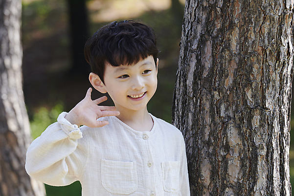 포토 JPG 주간 나무 응시 공원 남자 어린이 자연 한명 미소 손짓 소년 상반신 야외 앞모습 여름 한국인 손인사 소년한명만 국내포토 자연요소 식물 1 시선 계절 공공시설 뷰포인트 모션 표정 사람 동양인 인사 생태계 남자한명만 소년만 파일형식