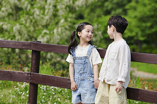 포토 JPG 주간 공원 여자 남자 어린이 자연 미소 소녀 소년 상반신 야외 두명 앞모습 옆모습 여름 울타리 마주보기 손잡기 한국인 어린이만 국내포토 자연요소 계절 공공시설 뷰포인트 모션 표정 사람 동양인 담장 생태계 파일형식