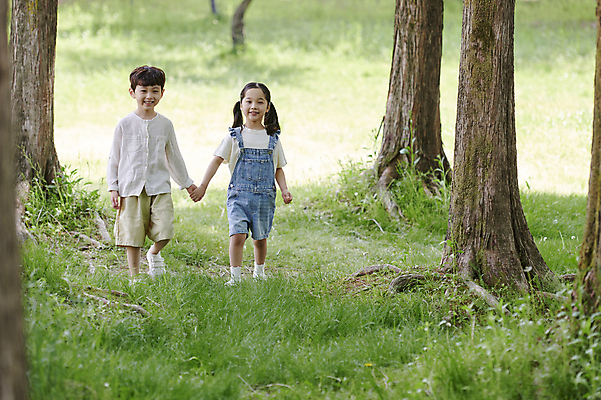 포토 JPG 주간 전신 나무 공원 여자 남자 어린이 자연 미소 소녀 소년 잔디 야외 두명 앞모습 여름 걷기 손잡기 한국인 메타세콰이어 어린이만 국내포토 자연요소 식물 계절 공공시설 뷰포인트 모션 표정 사람 동양인 생태계 파일형식