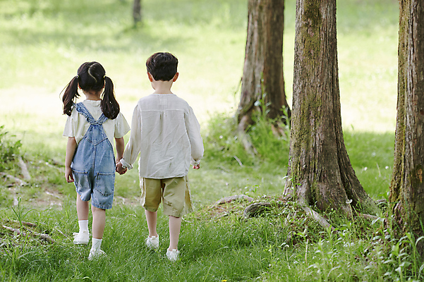 포토 JPG 주간 전신 나무 공원 여자 남자 어린이 자연 미소 소녀 소년 잔디 야외 두명 뒷모습 여름 걷기 한국인 메타세콰이어 어린이만 국내포토 자연요소 식물 계절 공공시설 뷰포인트 모션 표정 사람 동양인 생태계 파일형식