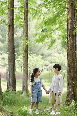 포토 JPG 주간 전신 나무 공원 여자 남자 어린이 자연 서기 미소 소녀 소년 야외 두명 앞모습 여름 마주보기 손잡기 한국인 메타세콰이어 어린이만 국내포토 자연요소 식물 계절 공공시설 뷰포인트 모션 표정 사람 동양인 생태계 파일형식