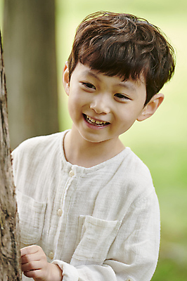 포토 JPG 주간 나무 공원 남자 어린이 자연 한명 미소 소년 상반신 야외 앞모습 아웃포커스 여름 한국인 엿보기 손짚기 소년한명만 나오기 국내포토 자연요소 식물 1 계절 공공시설 뷰포인트 모션 촬영기법 표정 사람 동양인 손짓 생태계 남자한명만 소년만 파일형식