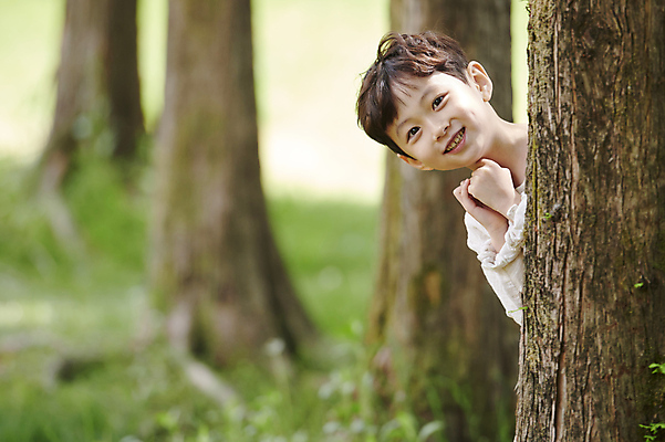 포토 JPG 주간 나무 공원 남자 어린이 자연 한명 미소 손짓 소년 상반신 야외 앞모습 아웃포커스 여름 주먹 한국인 엿보기 소년한명만 나오기 국내포토 자연요소 식물 1 계절 공공시설 뷰포인트 모션 촬영기법 표정 사람 동양인 생태계 남자한명만 소년만 파일형식