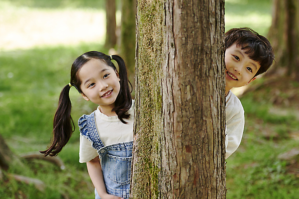 포토 JPG 주간 나무 공원 여자 남자 어린이 자연 미소 소녀 소년 상반신 야외 두명 앞모습 여름 한국인 엿보기 어린이만 나오기 국내포토 자연요소 식물 계절 공공시설 뷰포인트 모션 표정 사람 동양인 생태계 파일형식