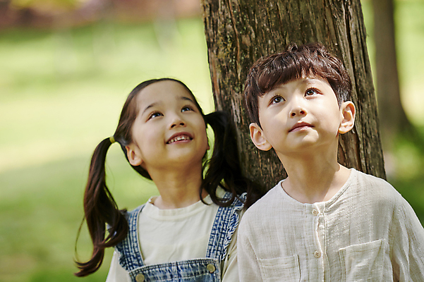 포토 JPG 주간 나무 공원 여자 남자 어린이 자연 미소 소녀 소년 상반신 야외 두명 앞모습 아웃포커스 여름 한국인 올려보기 관찰 어린이만 국내포토 자연요소 식물 계절 공공시설 뷰포인트 모션 촬영기법 표정 사람 동양인 생태계 파일형식